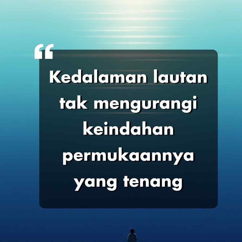Sebuah kutipan motivasi dalam bahasa Indonesia dengan latar belakang lautan biru berbunyi: Kedalaman lautan tak mengurangi keindahan permukaannya yang tenang. Seorang pria kecil berdiri di dasar sambil menatap laut.