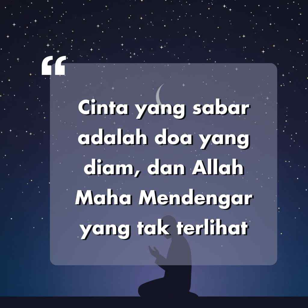 Siluet seseorang yang sedang berdoa di bawah langit malam yang dipenuhi bintang-bintang, dengan sebuah kutipan berbahasa Indonesia di dalam kotak transparan yang berbunyi: Cinta yang sabar adalah doa yang diam, dan Allah Maha Mendengar yang tak terlihat.